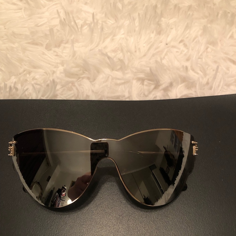 Versace Sunglasses with Silver Frame Dark Mirrored Lenses
Sides small crystal